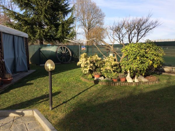 Esempio di giardino con aiuola