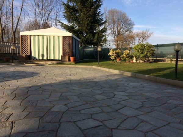 Giardino con pavimentazione e gazebo